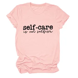 Casual minimalistisch roze dames t-shirt met korte mouwen en ronde hals en sloganprint.