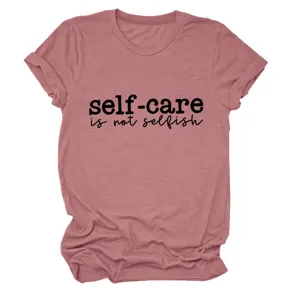 Gedetailleerd overzicht van het casual dames t-shirt met korte mouwen en inspirerende tekst.