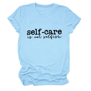 Casual dames lichtblauw t-shirt met korte mouwen en ronde hals voorzien van motiverende opdruk.