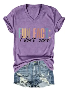 Maglietta donna casual con scollo a V e stampa simpatica abbinata a denim shorts.