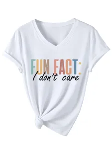 Vista dettagliata della t-shirt bianca con scollo a V, stampa grafica e nodo decorativo.