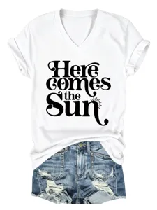 Weißes V-Ausschnitt Kurzarm-T-Shirt mit Typografie Grafik Slogan für lässige Alltagsmode Top.
