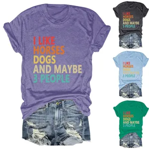 Casual dames t-shirt met korte mouwen en ronde hals met grappige print en denim shorts detail.