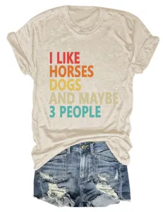 Casual dames t-shirt met korte mouwen en ronde hals gecombineerd met stijlvolle jeansshorts.