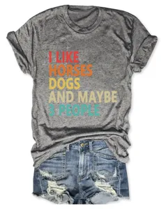 Casual grijs dames t-shirt met korte mouwen en grappige tekstprint gecombineerd met jeans.