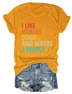 Modieus casual geel dames t-shirt met korte mouwen, ronde hals en een grappige tekstprint.