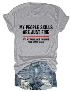 T-shirt grigia a maniche corte casual con stampa di slogan divertente e dettagli in denim.