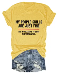 T-shirt casual da donna a maniche corte abbinato a pantaloncini di jeans con stampa.