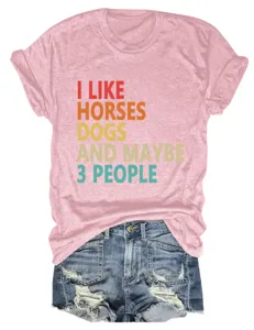 Casual roze dames t-shirt met grappige print en blauwe denim gescheurde korte broek.