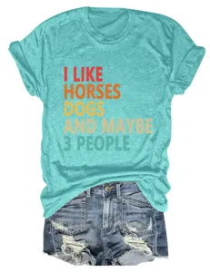 Gedetailleerd overzicht van het casual turquoise t-shirt met korte mouwen en grappige print.
