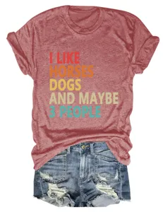 Gedetailleerd overzicht van casual dames rood t-shirt met korte mouwen en grappige print.