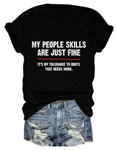 Casual t-shirt nera da donna a girocollo e manica corta con una scritta divertente.