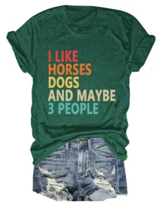 Casual groen dames t-shirt met korte mouwen, grappige tekstprint en spijkerbroekshort.