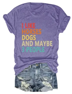 Paars grafisch t-shirt gecombineerd met denim shorts met grappige quote tekst detailweergave.