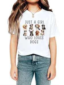 Détail du t-shirt graphique pour enfants avec de charmants imprimés de chiens et un slogan.