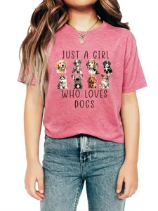 Vue détaillée du t-shirt graphique mignon avec des illustrations de chiens et citation.