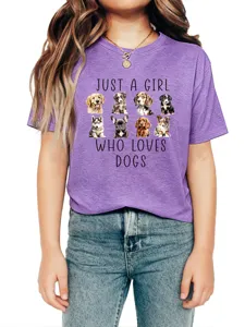 Détail de t-shirt graphique violet avec de mignons chiots et une citation amusante.
