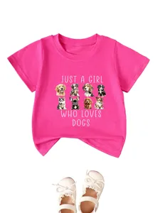Vue detaillee du t-shirt rose vif pour enfants avec de superbes impressions graphiques de chiots.