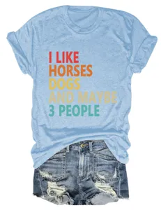 Casual grafisch t-shirt en denim shorts detail met grappige letterprint en distressed stijl.