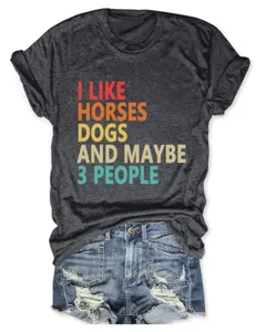 Casual dames korte mouw gemêleerd grijs T-shirt gecombineerd met hippe jeansshorts.