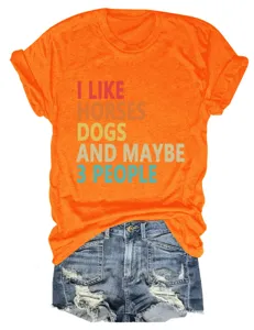 Oranje korte mouw t-shirt met grappige quote en denim shorts detailweergave stijl.