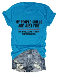 T-shirt a maniche corte da donna con stampa slogan e pantaloncini in denim vista dettagliata.