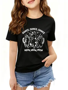 Detailopname van het zwarte kinder t-shirt met korte mouwen en een print van dansende katten.