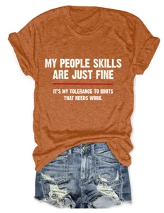 Vista dettagliata di una t-shirt arancione casual con stampa di lettere e pantaloncini.