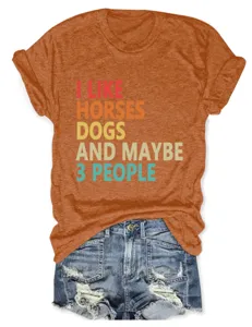 Close-up detail van casual oranje grafisch T-shirt met grappige quote en denim shorts outfit.