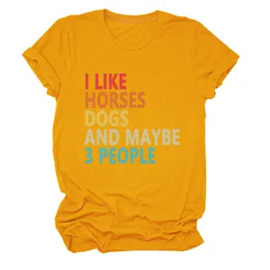Casual mosterdgeel t-shirt met korte mouwen voor dames voorzien van grappige tekst.