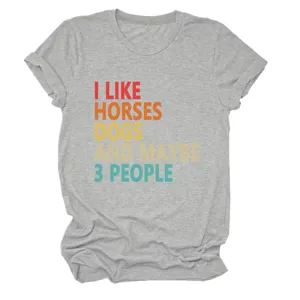Gedetailleerd uitzicht op het informele grijze dames grafische t-shirt met leuke opdruk.