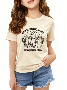 Kind beige korte mouw t-shirt detailopname met schattige dansende katten print.