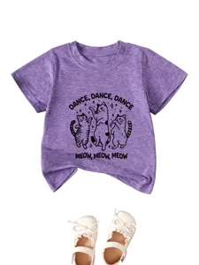 Paarse kinder korte mouw t-shirt met dansende katten print en leuke witte schoenen detail.