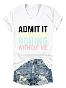 Gros plan détaillé du t-shirt blanc à col V graphique et de son superbe short en jean.