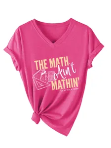 Dettaglio in primo piano della t-shirt con scollo a V e grafica slogan di matematica.