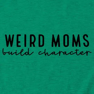 Gros plan sur le t-shirt à manches courtes vert décontracté pour femme avec motif lettrage.