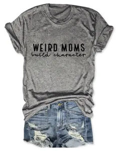 T-shirt gris décontracté à manches courtes avec imprimé amusant et short en denim.