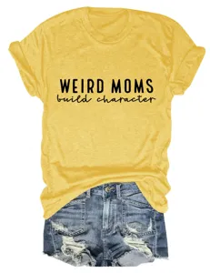 T-shirt décontracté à manches courtes et col rond jaune associé à un short en denim pour femmes.