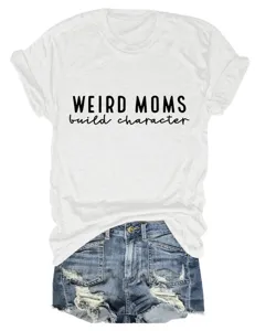 T-shirt décontracté pour femme à col rond et manches courtes associé à un short en jean.