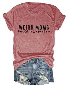 Gros plan détail du t-shirt à manches courtes pour femmes avec impression et short en denim.
