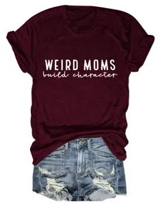 T-shirt à manches courtes pour femme bordeaux avec impression de lettres drôles.