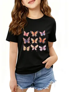 Gros plan du t-shirt mignon avec neuf papillons rétro colorés imprimés avec soin.