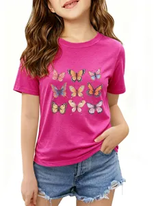 Vue détaillée d'un t-shirt rose tendance à manches courtes avec un joli imprimé papillon.