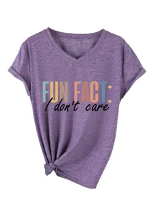 Dettaglio ravvicinato di t-shirt grafica da donna con scollo a V viola e citazione divertente.