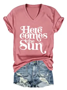 Lässiges Damen T-Shirt in Rosa mit V-Ausschnitt, kurzem Arm und Aufdruck, Jeansshorts.
