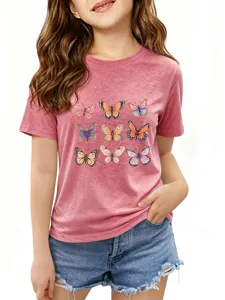 Détail en gros plan d'un t-shirt rose à manches courtes pour enfants avec papillons vintage.