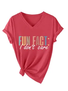 Primo piano della t-shirt casual da donna con scollo a V, stampa con lettere e orlo annodato.