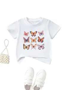 Détail du t-shirt blanc à manches courtes pour enfants avec impression de papillon vintage.
