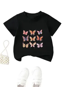 T-shirt noir a manches courtes pour enfants avec un joli imprime graphique de papillons.