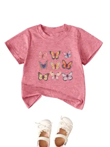 Detail t-shirt rose a manches courtes pour enfants avec un joli imprime de papillons.